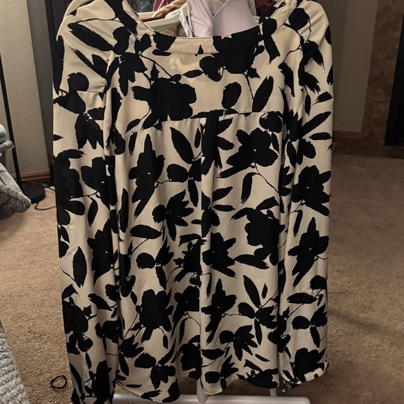 Ava & Viv Black and Cream Abstract Blouse - Picture 5 of 5